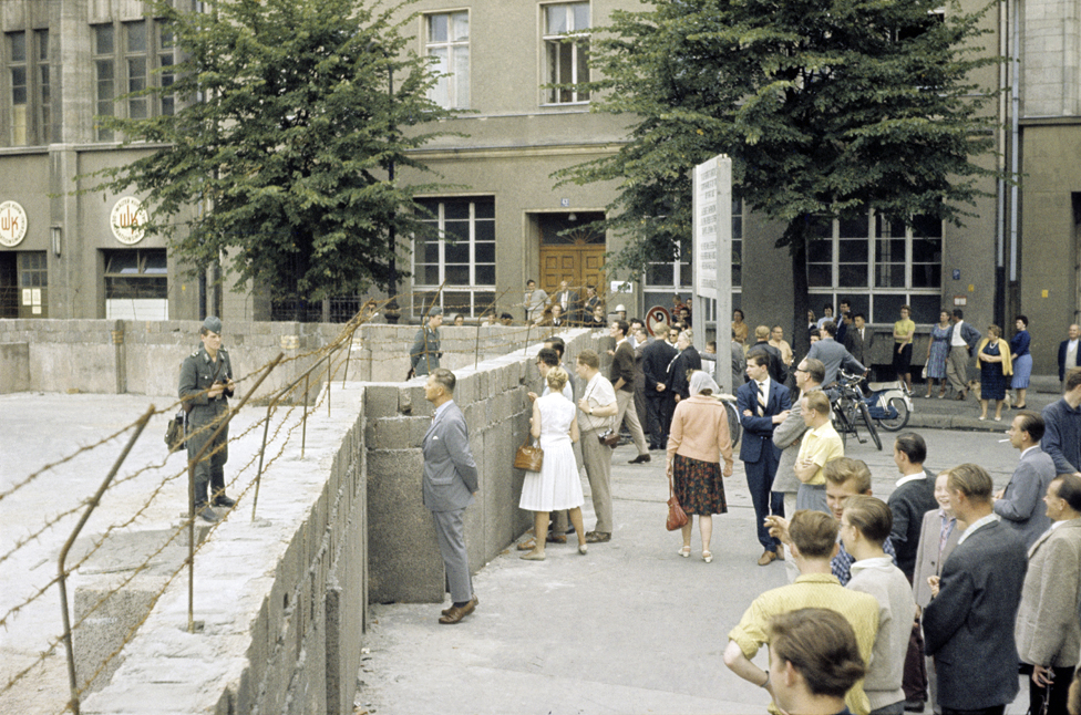 1961年8月，柏林居民在米特區和克羅伊茨伯格區之間新建的柏林牆邊。