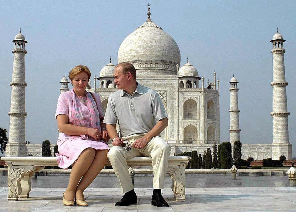 Президент России Владимир Путин разговаривает со своей женой Людмилой, когда они позируют перед Тадж-Махалом 04 октября 2000 г.
