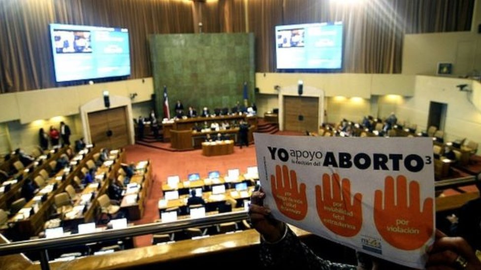Activistas sostienen una pancarta dentro del Congreso Nacional en Valparaíso. Pancarta de apoyo al aborto en una sesión del Congreso Nacional en Valparaíso.