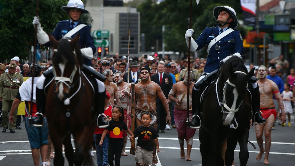 Представители коренных народов и их семьи на марше в день Анзака в Сиднее в 2017 году