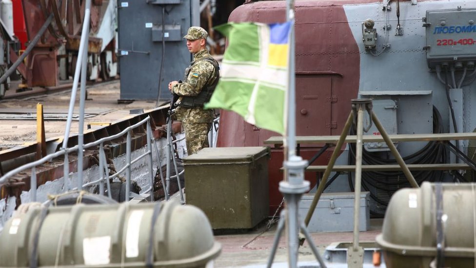 Militar en el puerto de Mariúpol