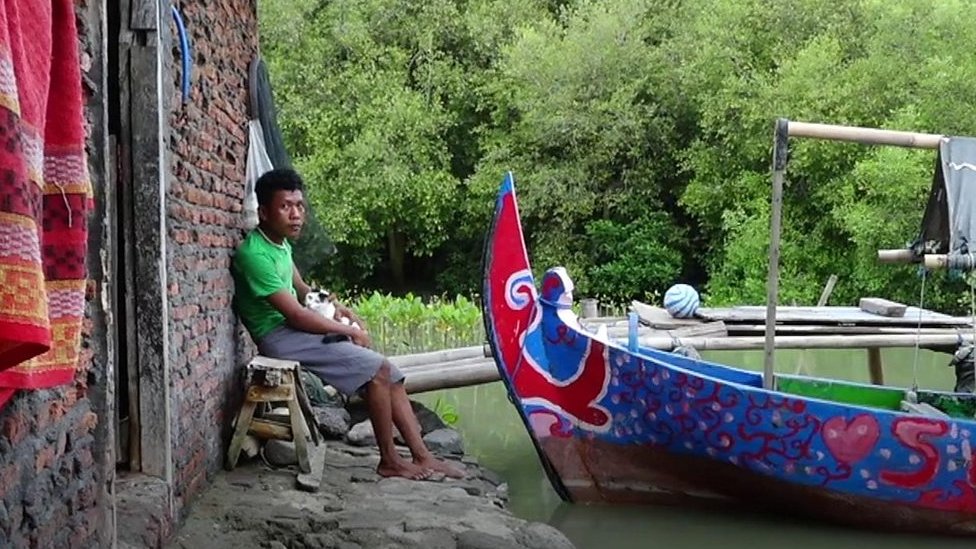 Indonesia: Alone in a sinking village