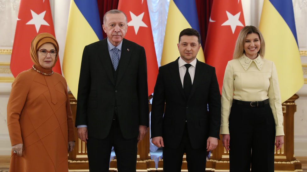 Recep Tayyip Erdogan, Vladimir Zelensky y las parejas de ambos: Emine Erdogan y Olena Zelenska.