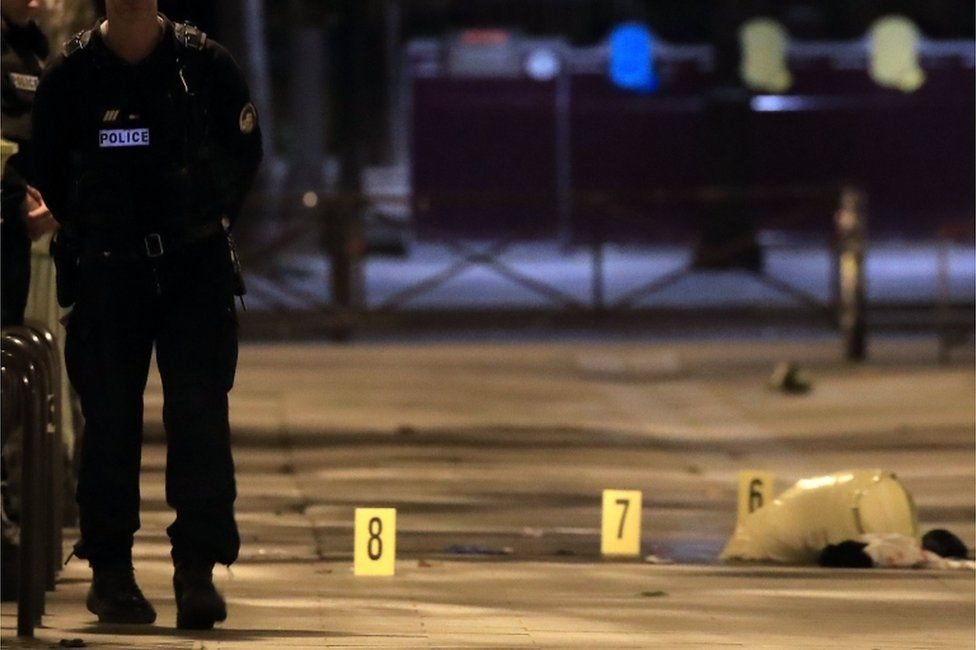 إصابة سبعة أشخاص، بينهم بريطانيان، في هجوم بسكين في باريس