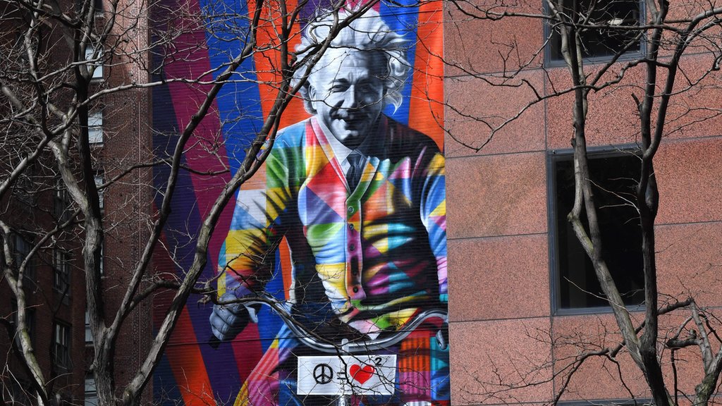 Mural del mundialmente artista callejero brasileño Eduardo Kobra basado en una foto de Albert Einstein de 1933.