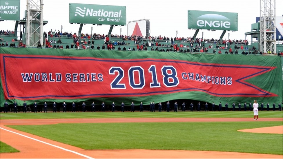 Баннер чемпионов World Series 2018 разворачивается перед игрой между Boston Red Sox и Toronto Blue Jays во время предигровых церемоний в Fenway Park.