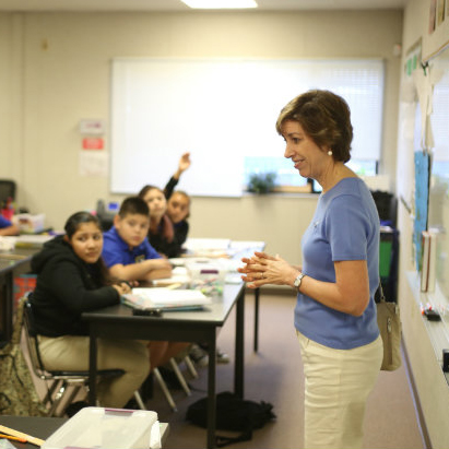 Ellen Ochoa habla con alumnos en una escuela.