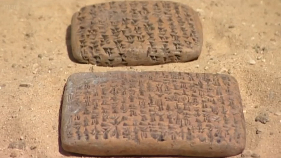 La tableta más cercana es la del rey de un estado vasallo pidiéndole ayuda. Tabletas escritas en la época