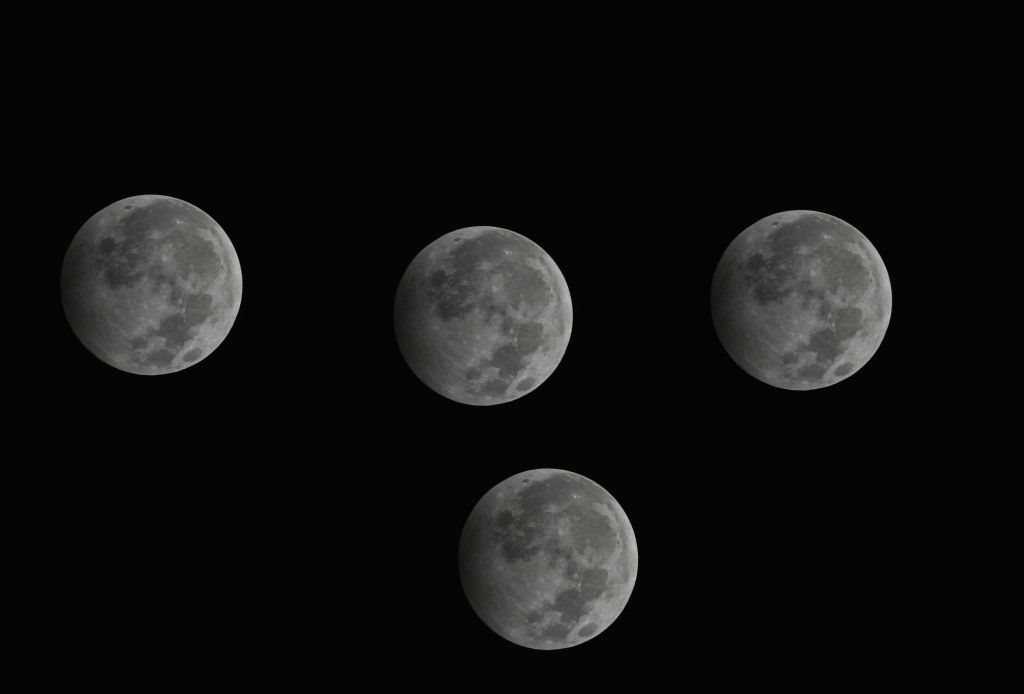 صور للقمر من جهات مختلفة