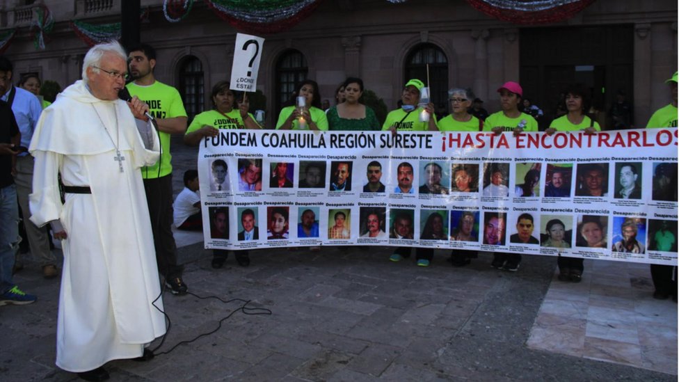 Raúl Vera en manifestación de familiares de desaparecidos