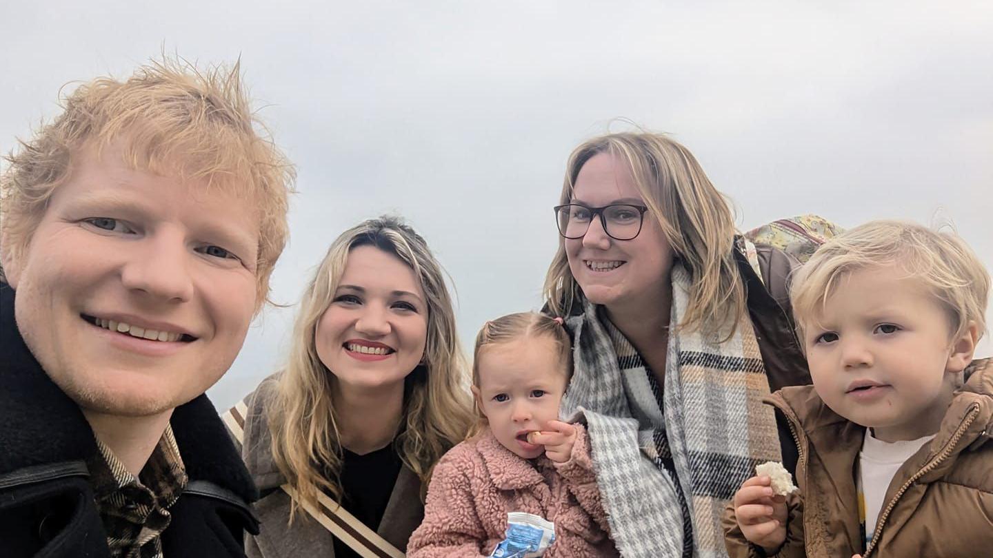 Ed Sheeran poses with fans during Southwold beach filming - BBC News
