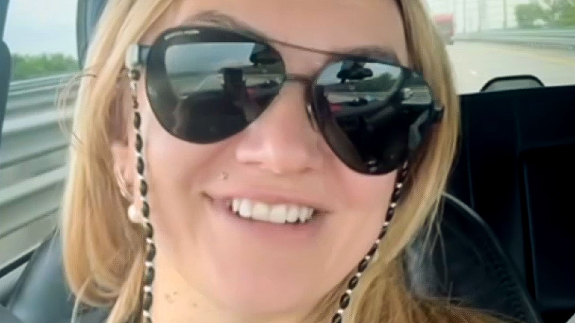 How one woman lures foreign recruits to Russia's front line in Ukraine