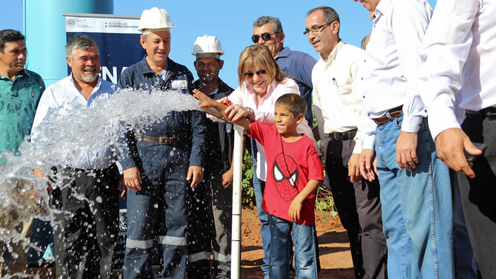 La ingeniera Sara López, directora general del Senasa, inaugurando un nuevo pozo junto a un niño en una comunidad rural.