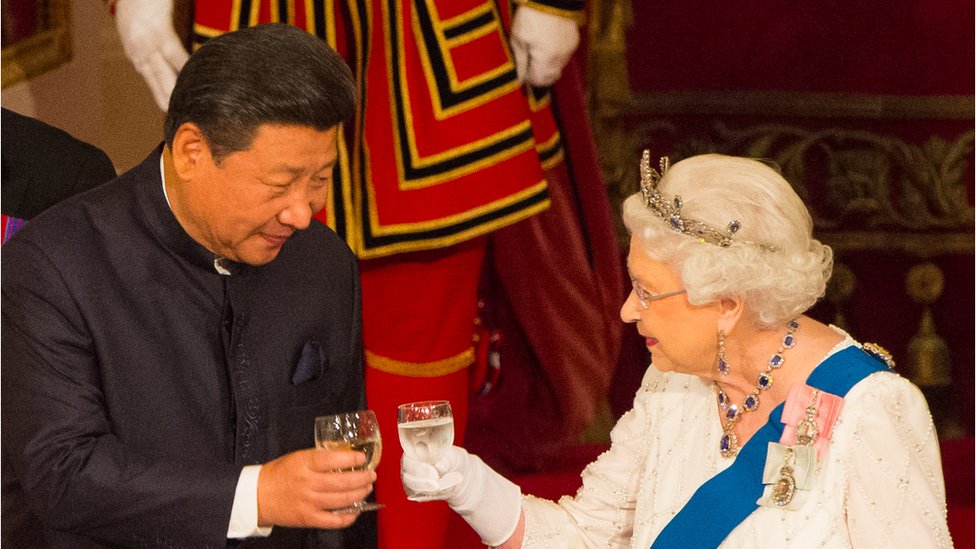 Президент Китая Си Цзиньпин (слева) и королева Великобритании Елизавета II на государственном банкете в Букингемском дворце 20 октября 2015 года в Лондоне