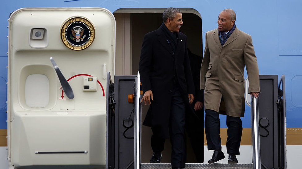 Барак Обама и Девал Патрик покидают Air Force One