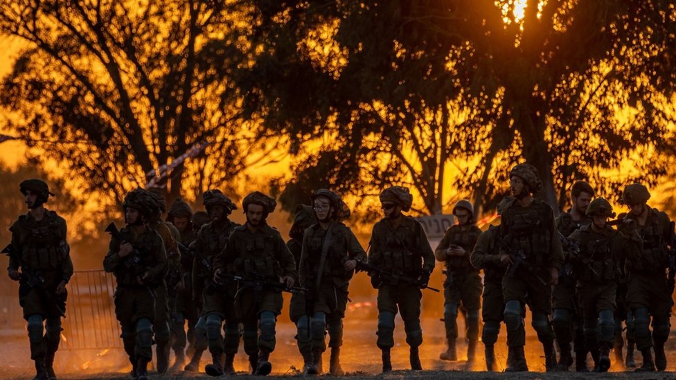 Izraelski vojnici patroliraju oblašću koja se našla pod napadom i u kojem je stradalo više od 260 ljudi na muzičkom festivalu