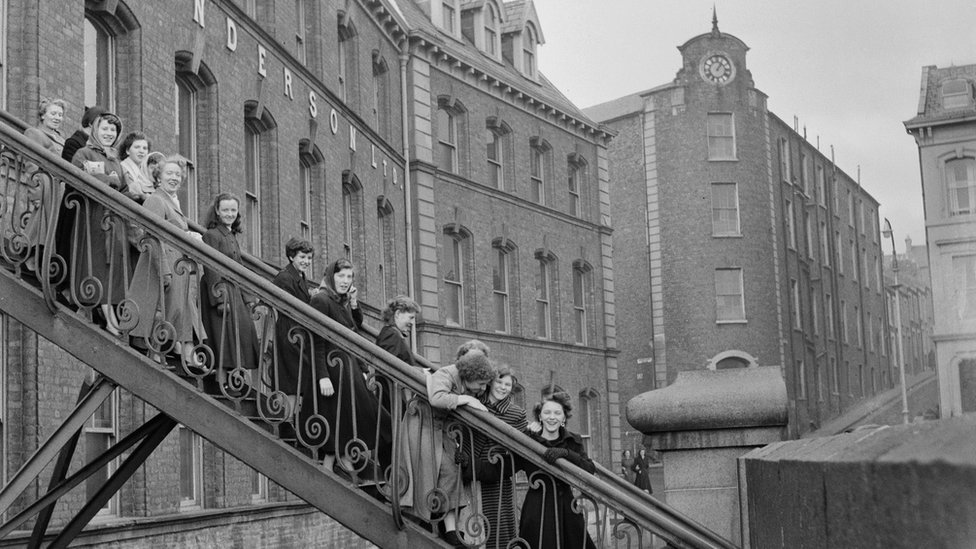 Рабочие покидают фабрику рубашек Тилли и Хендерсон в ноябре 1955 года