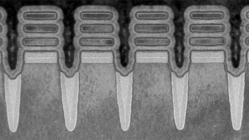 Una imagen en microscopio de un procesador o microchip.