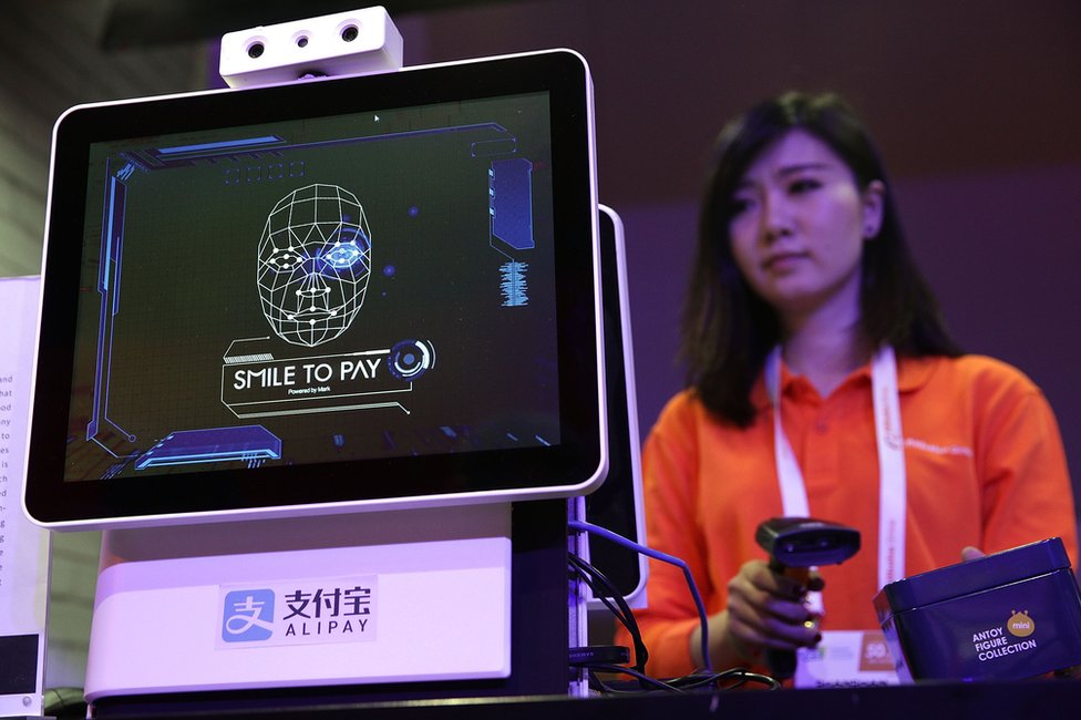 Китайський гігант інтернет-розрахунків Alipay експериментує з технологією "усміхнись, щоб заплатити"