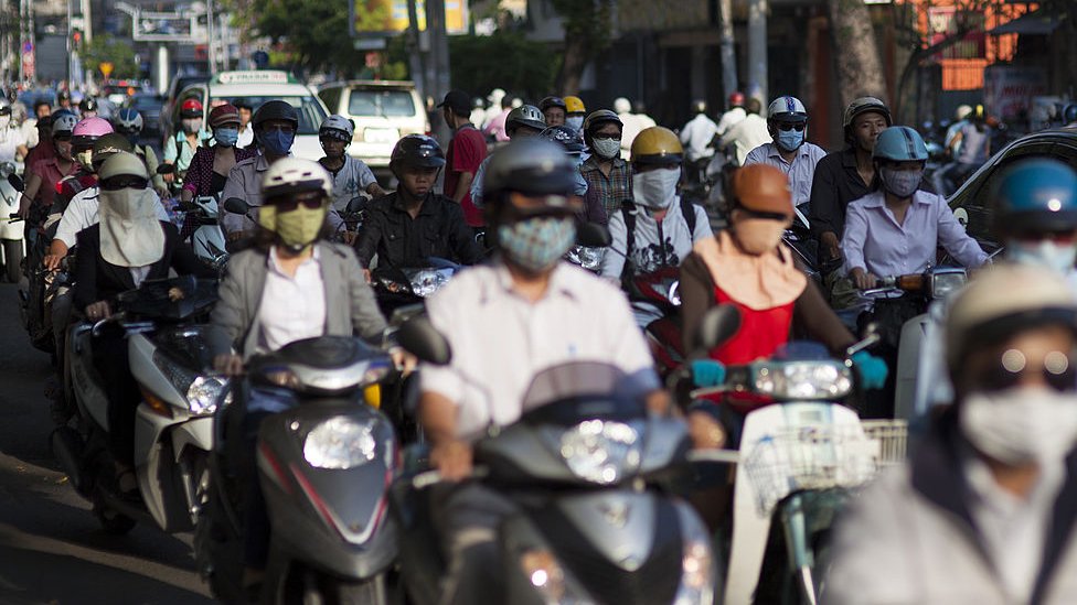 Общий вид пассажиров, путешествующих на скутерах и мотоциклах в Хошимине, Вьетнам