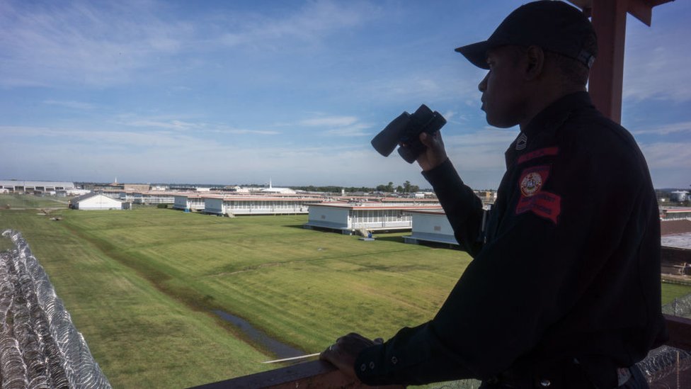 Un oficial vigila en la prisión "Angola".
