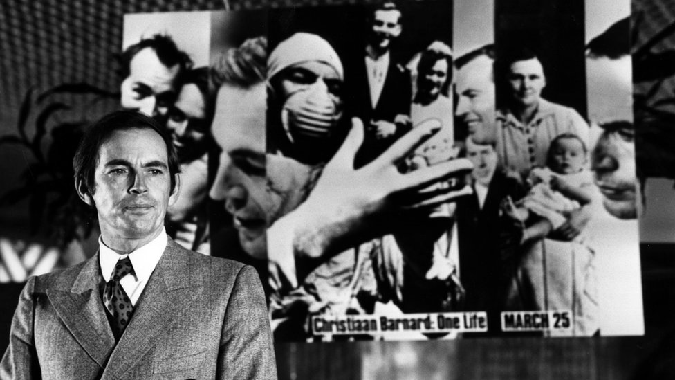 El cardiólogo sudafricano Christiaan Barnard fue la primera persona en hacer un transplante de corazón en humanos. Christiaan Barnard