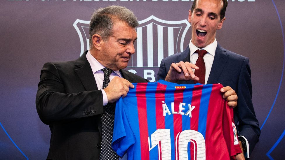 El presidente del FC Barcelona, Joan Laporta, nombró a Álex Roca embajador del club en noviembre de 2021