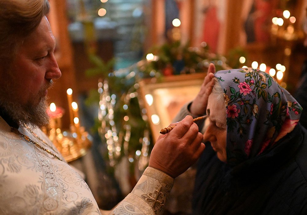 Russian Orthodox priest, Father Nikolai, conducts the Orthodox Christmas service in the church of Archistratigus Michael in the village of Yermakovka in Omsk Region, Russia January 6, 2022. REUTERS/Alexey Malgavko