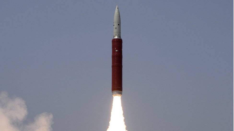 Раздаточная фотография, предоставленная Индийской организацией космических исследований (ISRO) и Организацией оборонных исследований и разработок (DRDO), показывает запуск ракеты-перехватчика противоракетной обороны (BMD) DRDO во время испытания противоспутниковой ракеты (A-SAT) " Миссия Шакти »с острова Абдул Калам в Одише, Индия, 27 марта 2019 года. Премьер-министр Нарендра Моди ранее объявил, что индийские ученые провели« Миссию Шакти », испытание противоспутниковой ракеты, в ходе которой был сбит активный спутник на низкой околоземной орбите. Индия заявила о себе как о элитной космической державе после того, как ученые Индийской организации космических исследований (ISRO) с помощью противоспутниковой ракеты собственного производства успешно сбили спутник, работающий на более низкой орбите.
