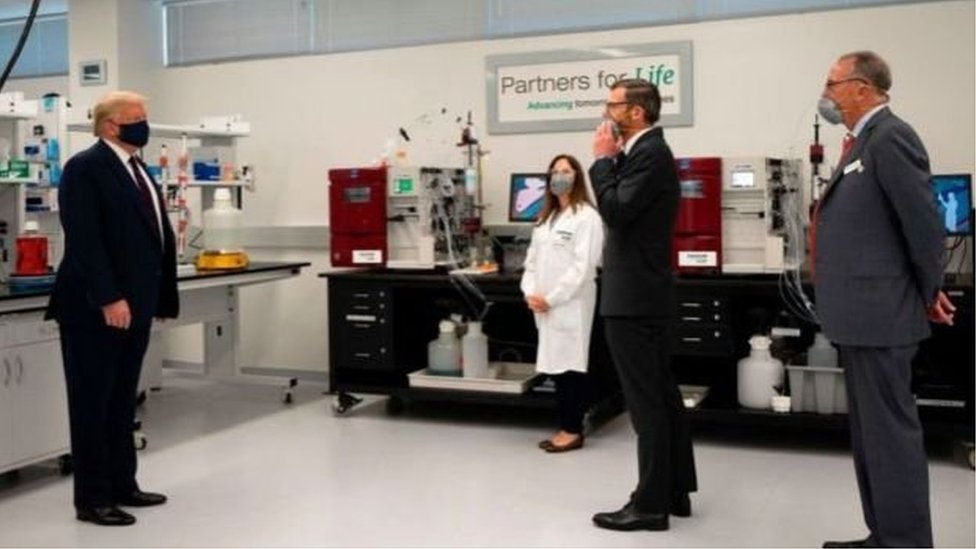 特朗普視察一家研發新冠疫苗的實驗室。