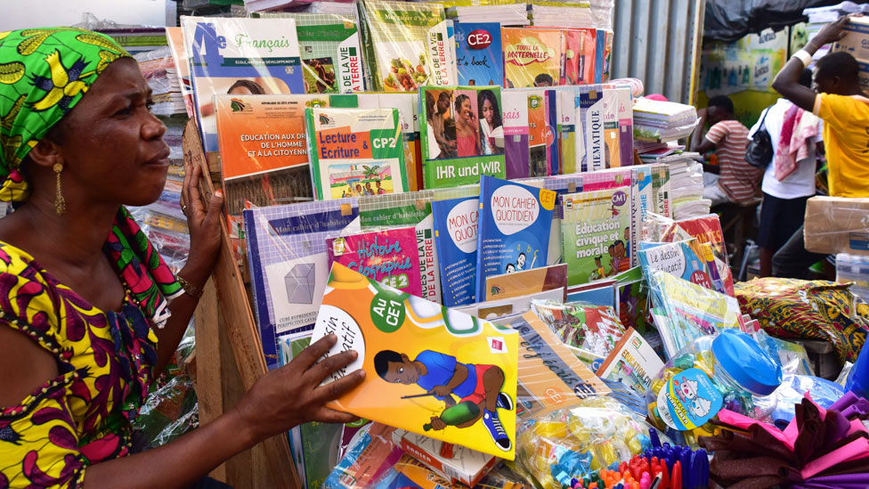 Женщина продает французские подержанные книги в Абиджане, Кот-д'Ивуар