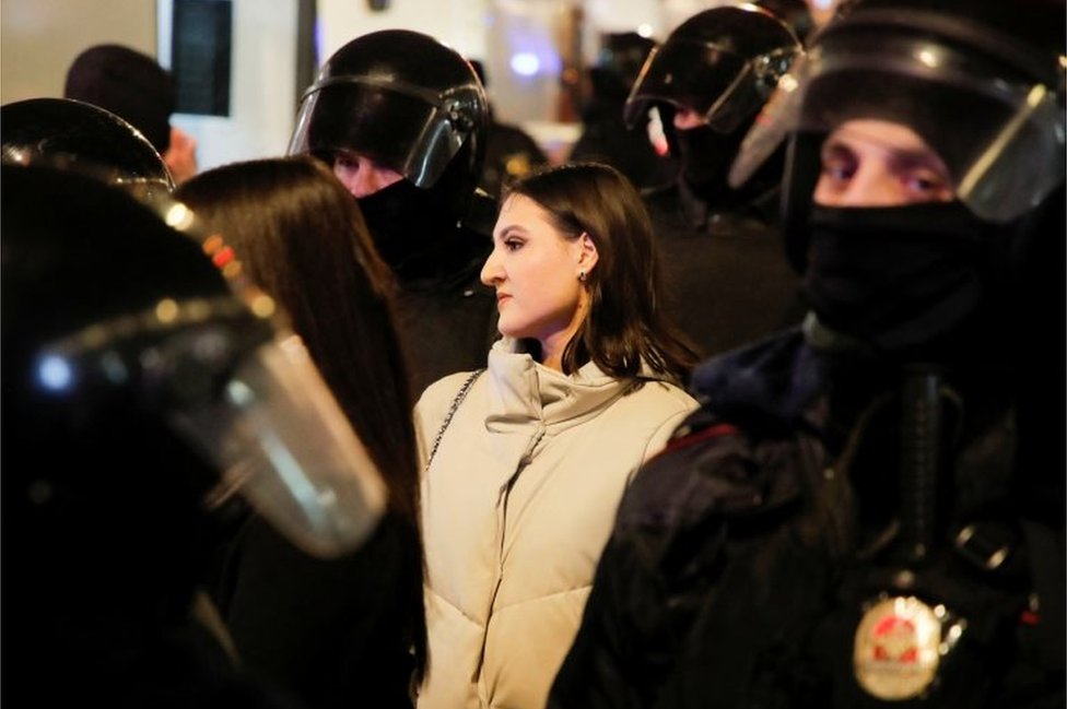 Una manifestante contra la guerra es detenida en San Petersburgo esta semana