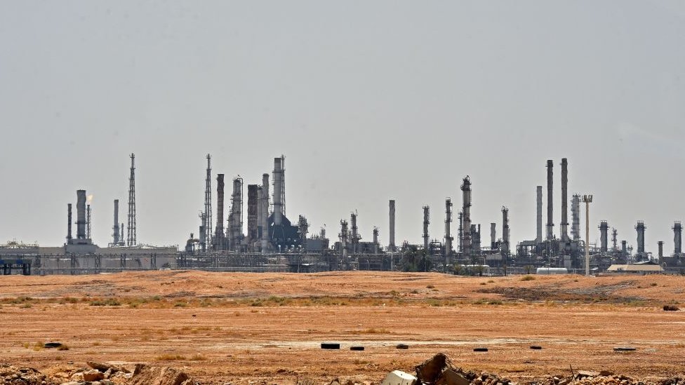 Нефтяное предприятие Aramco недалеко от Эль-Хурджа