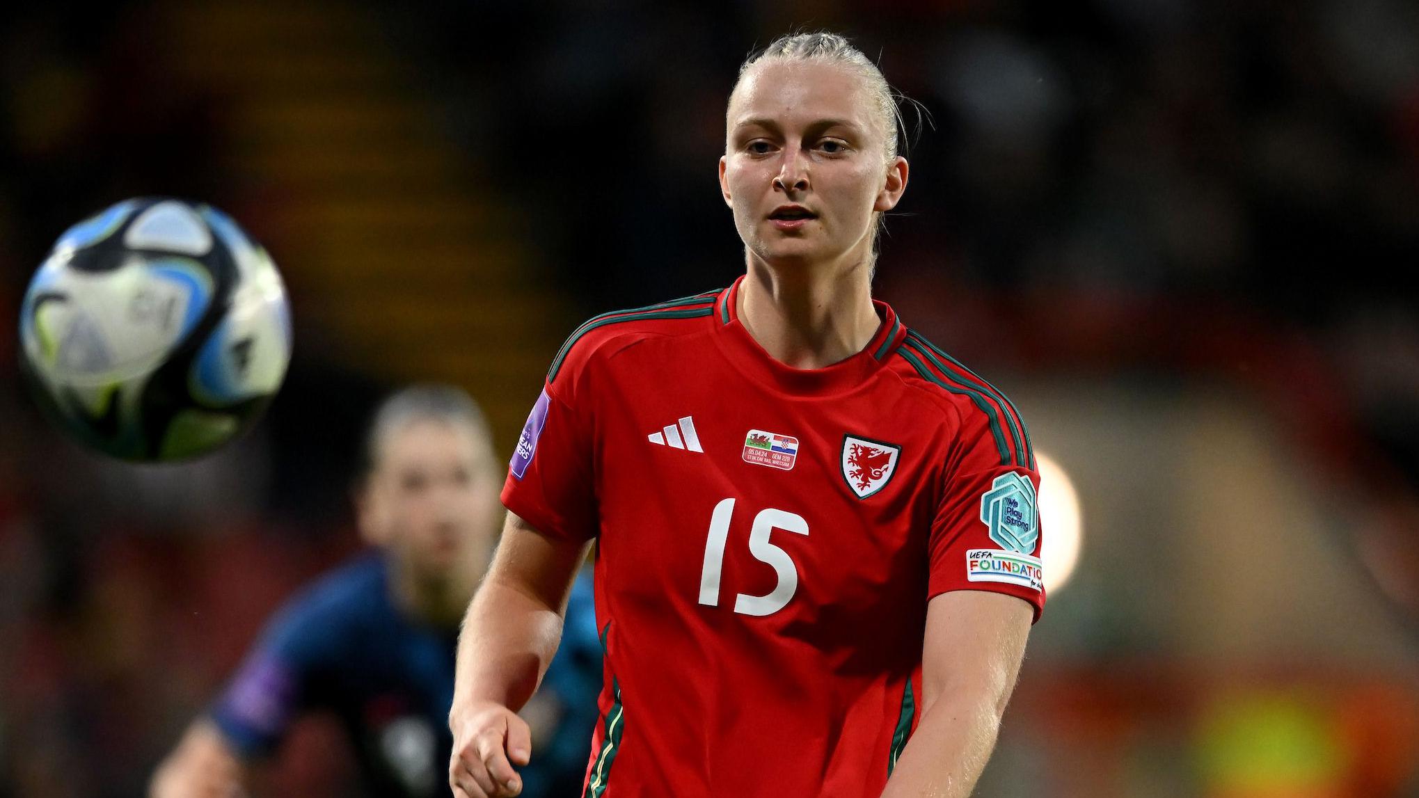 Elise Hughes: Wales' Crystal Palace forward suffers knee injury - BBC Sport