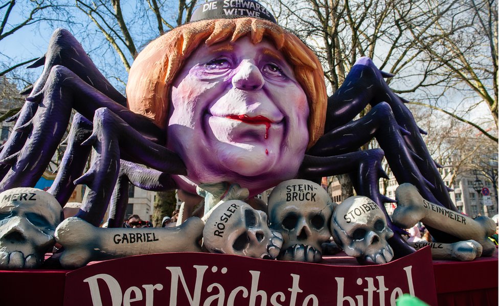 Стенд с изображением канцлера Германии и лидера Германских христианских демократов (ХДС) Ангелы Меркель во время ежегодного парада Розового понедельника 12 февраля 2018 года в Дюссельдорфе, Германия
