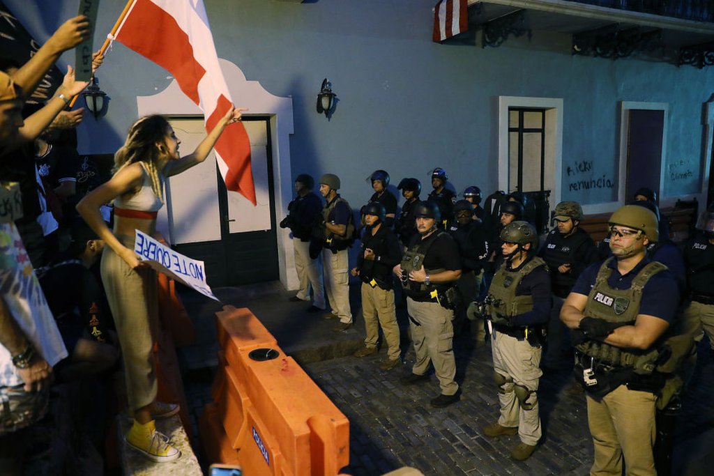 personas gritan a la Policía de Puerto Rico durante las protestas contra Ricardo Rosselló en 2019, ocurridas en San Juan.