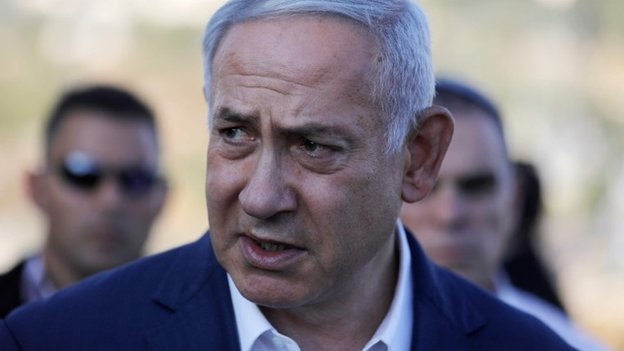 Премьер-министр Израиля Биньямин Нетаньяху общается с прессой на том месте, где был найден мертвым израильский солдат, находящийся вне службы