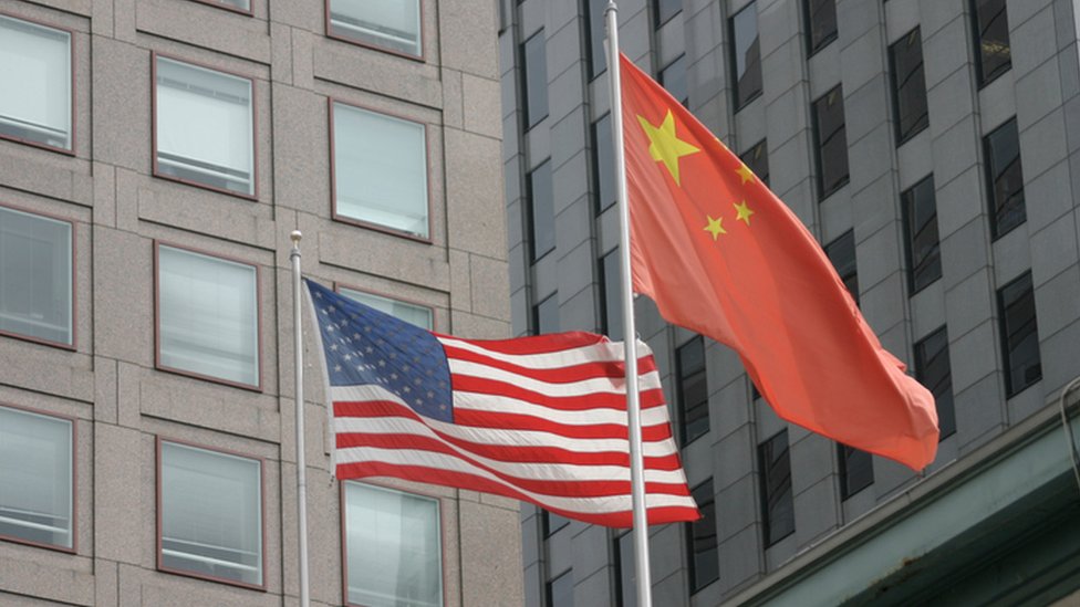 The US and the Chinese national flags flying side by side