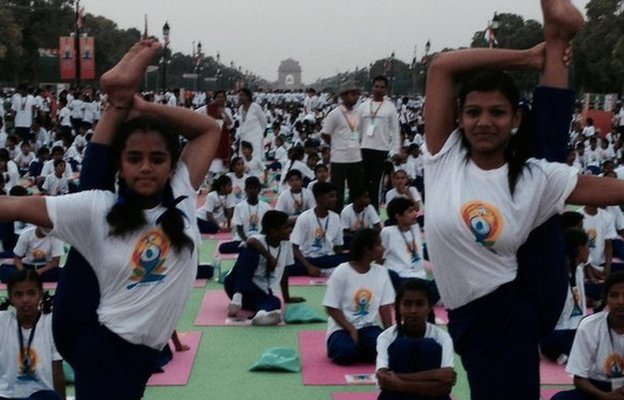 Участники Дня йоги готовятся к мероприятию на Раджпате, Дели 21 июня 2015 г.