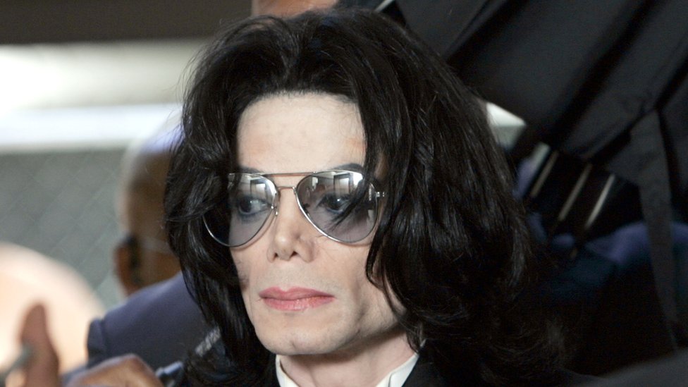 Michael Jackson acudió al tribunal superior de Santa Bárbara, California, para escuchar el veredicto de su caso por abusos sexuales a un menor el 13 de junio de 2005. Michael Jackson al entrar en el tribunal para escuchar el veredicto del juicio en su contra, en 2005