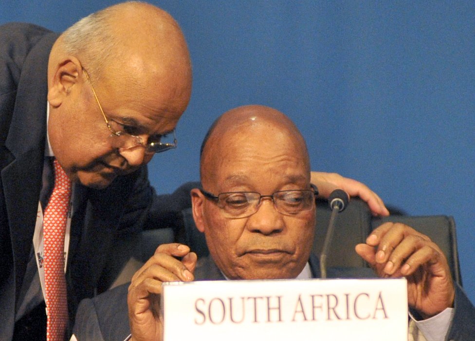 Президент ЮАР Джейкоб Зума (справа) и министр финансов ЮАР Правин Гордхан разговаривают в марте
