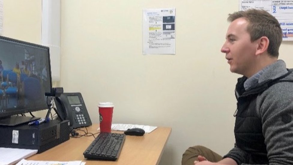 Пациент использует видео консультации о здоровье