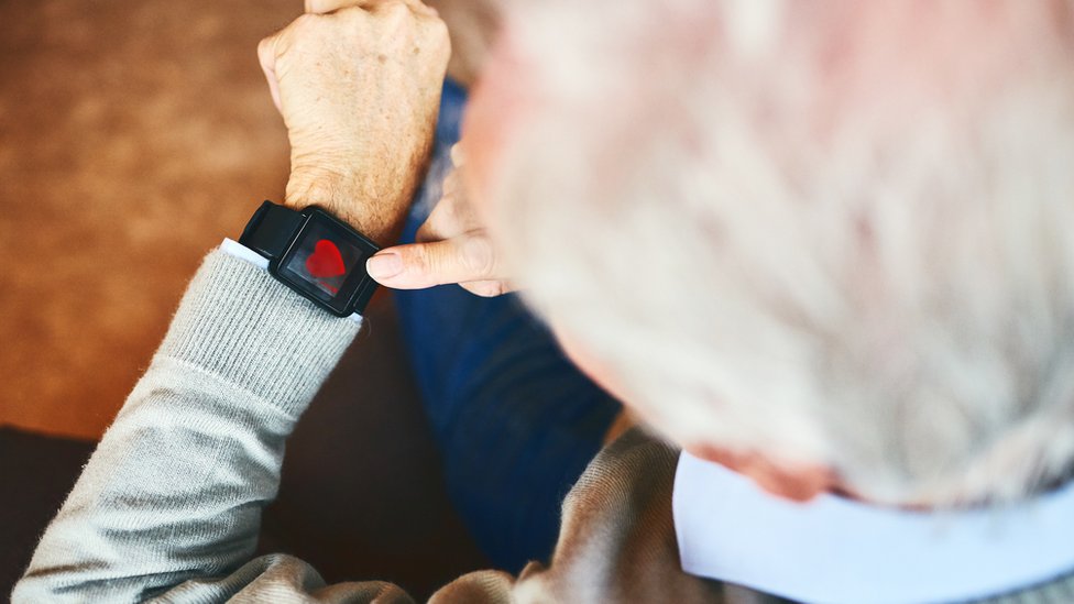 Hombre con dispositivo en la mano