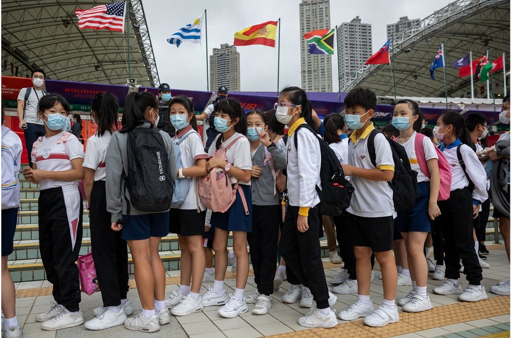 11月4日，七人欖球賽球迷和學童站在香港大球場外凖備入場觀賽。
