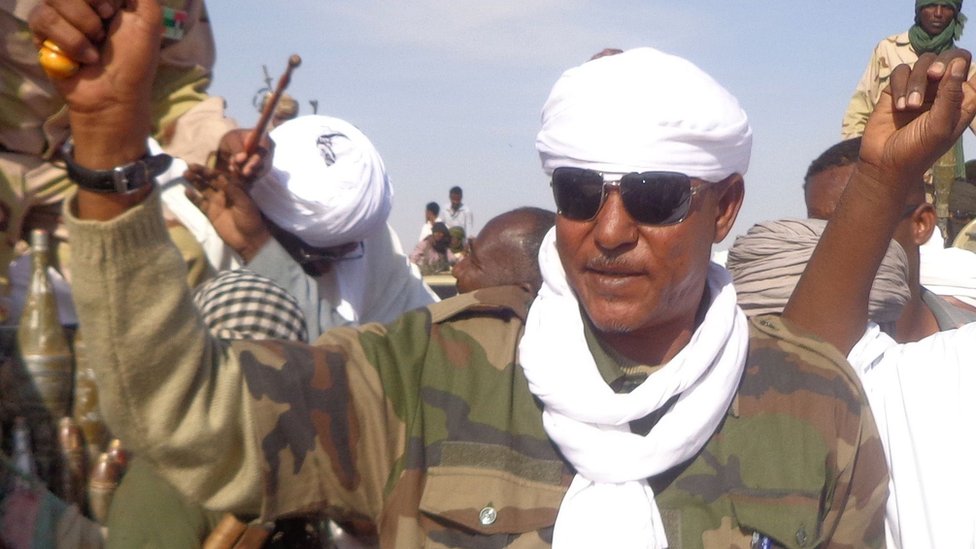 Musa Hilal saluda a sus seguidores a su llegada a Nyala, capital del estado Darfur del Sur. 7 de diciembre de 2013