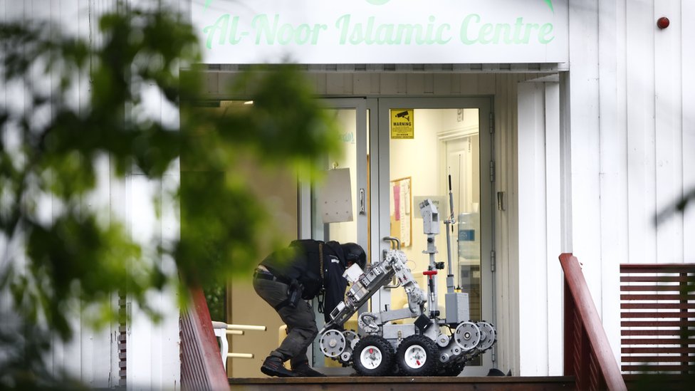 Робот возле Исламского центра Аль-Нур