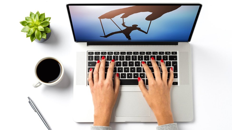 mujer manejando computadora