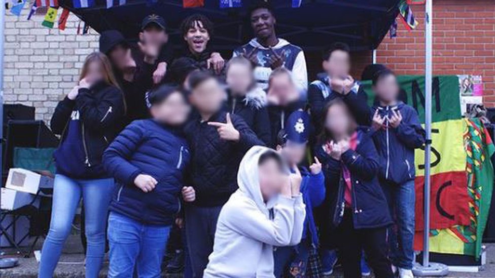 Una foto en Instagram muestra a varios escolares posando con miembros de YTBYTN