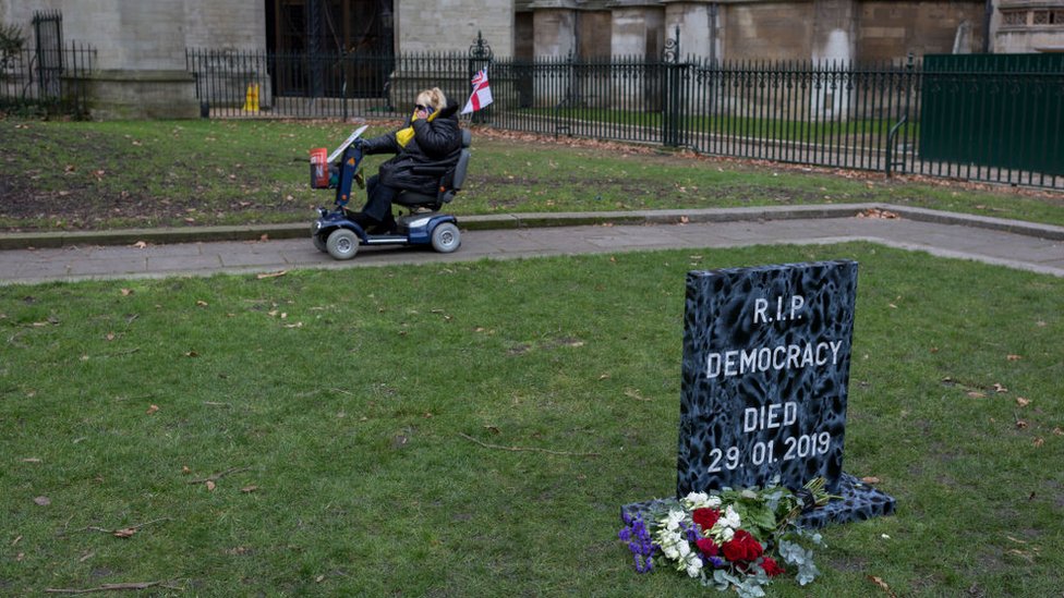 İngiliz parlamentosunun önüne 'Denokrasi öldü' yazılı mezar taşı dikildi