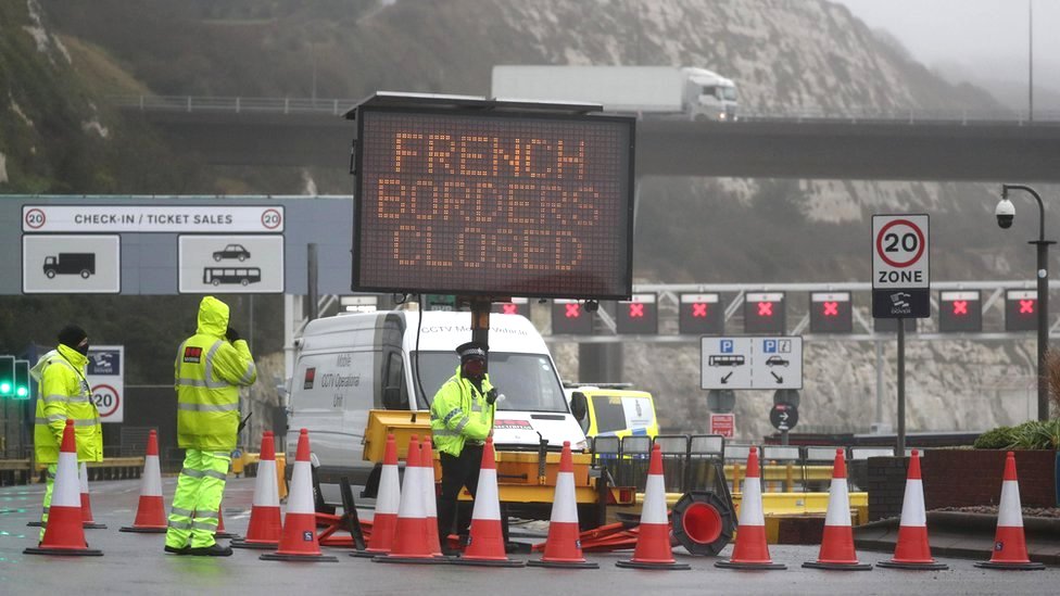 Un cartel dice 'frontera francesa cerrada' en Dover Kent